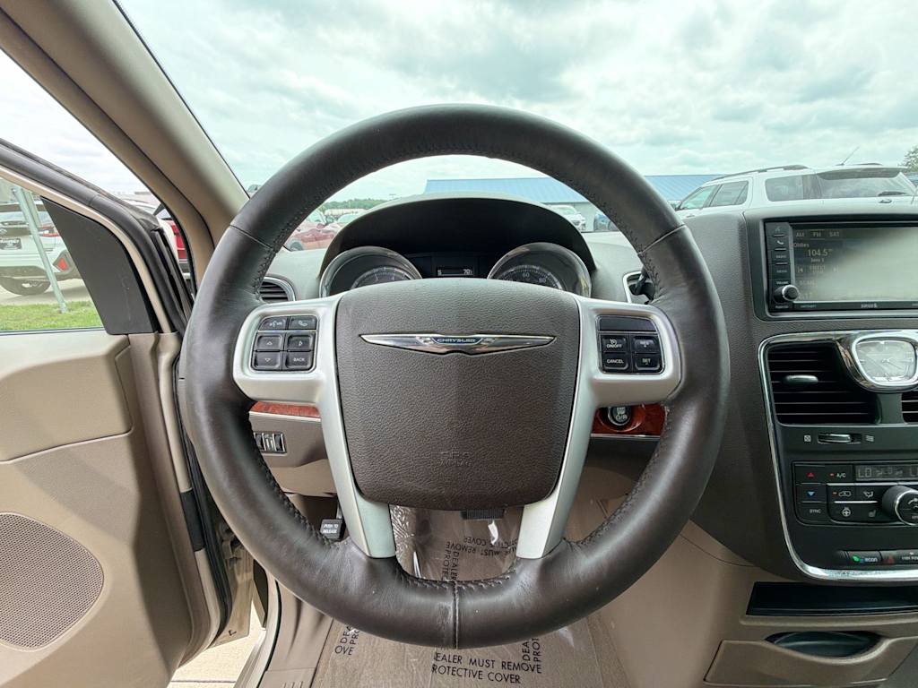 Thumbnail: 2016 Chrysler Town & Country - 12