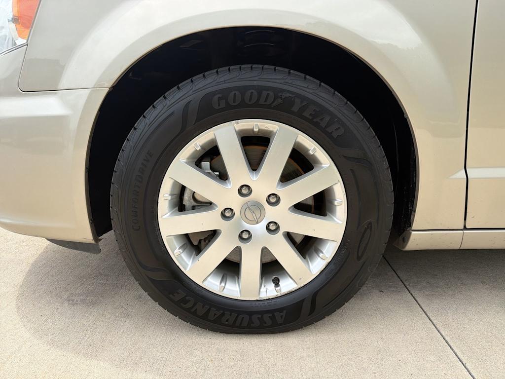 Thumbnail: 2016 Chrysler Town & Country - 6
