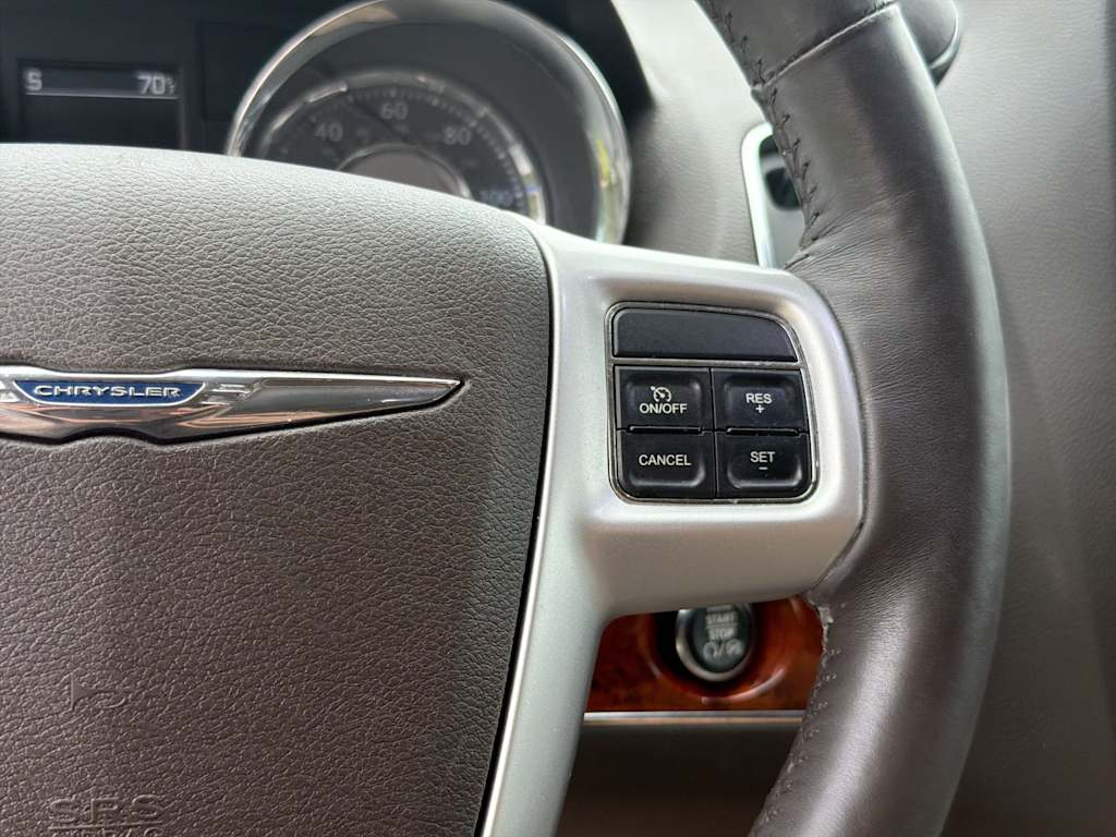 Thumbnail: 2016 Chrysler Town & Country - 27