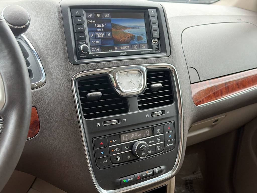 Thumbnail: 2016 Chrysler Town & Country - 13