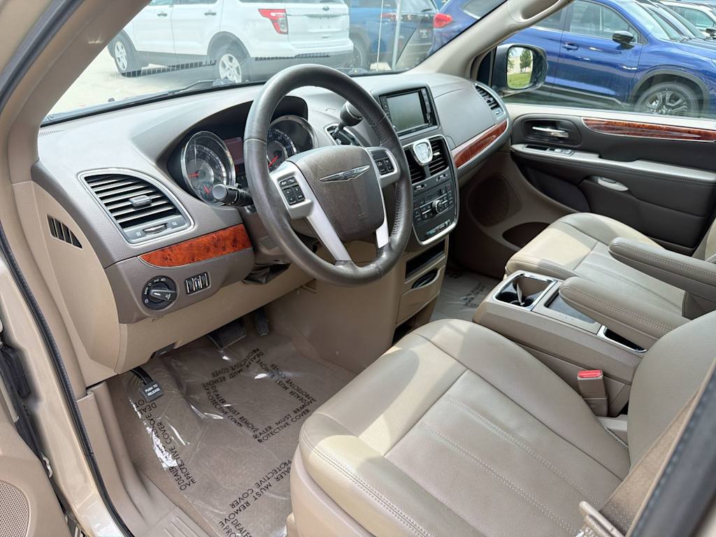 Thumbnail: 2016 Chrysler Town & Country - 2