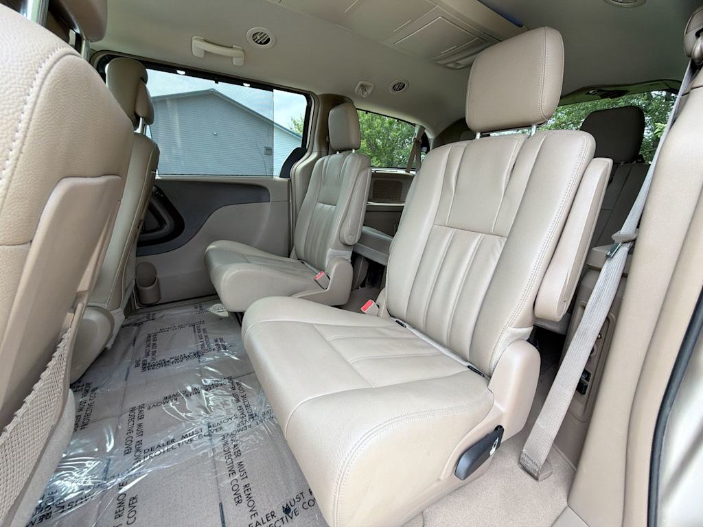 Thumbnail: 2016 Chrysler Town & Country - 24