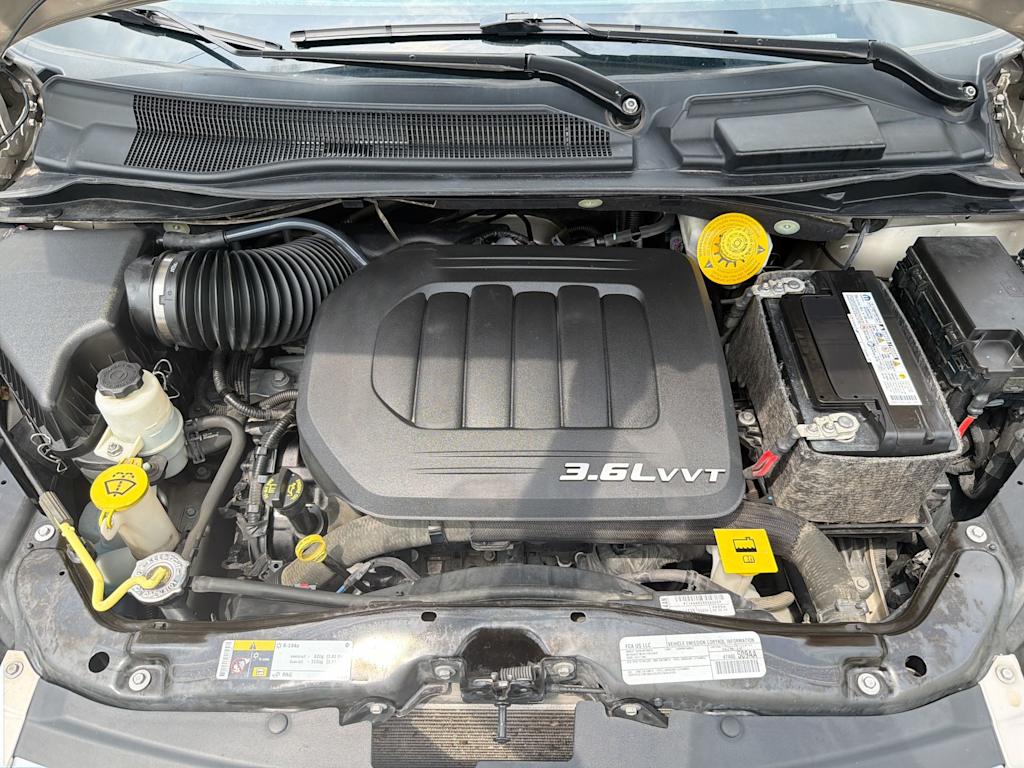Thumbnail: 2016 Chrysler Town & Country - 7