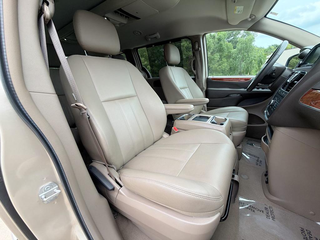 Thumbnail: 2016 Chrysler Town & Country - 10