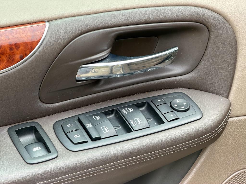 Thumbnail: 2016 Chrysler Town & Country - 23
