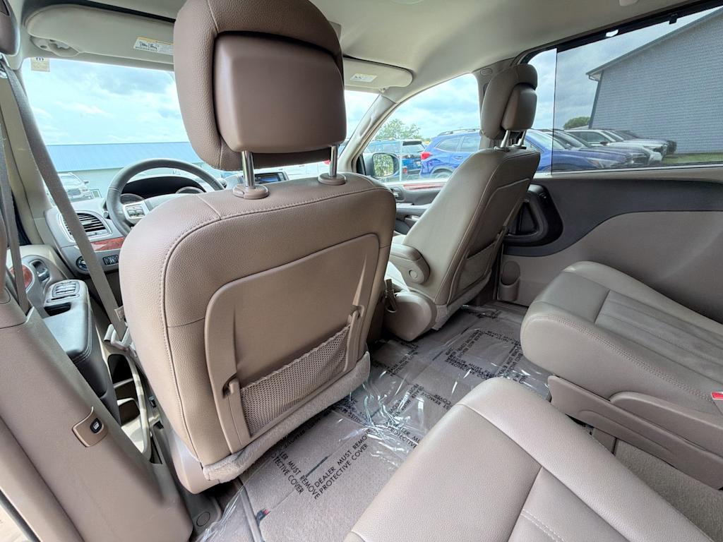 Thumbnail: 2016 Chrysler Town & Country - 11