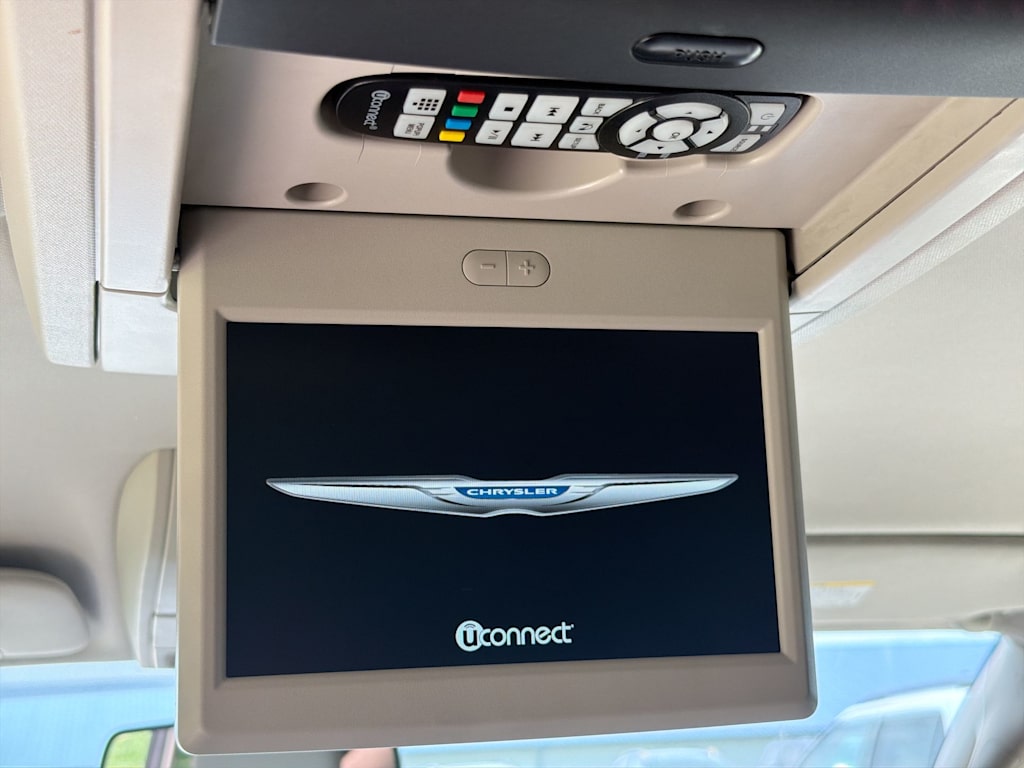 Thumbnail: 2016 Chrysler Town & Country - 29
