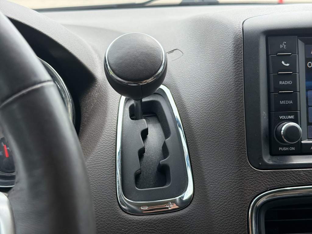 Thumbnail: 2016 Chrysler Town & Country - 14