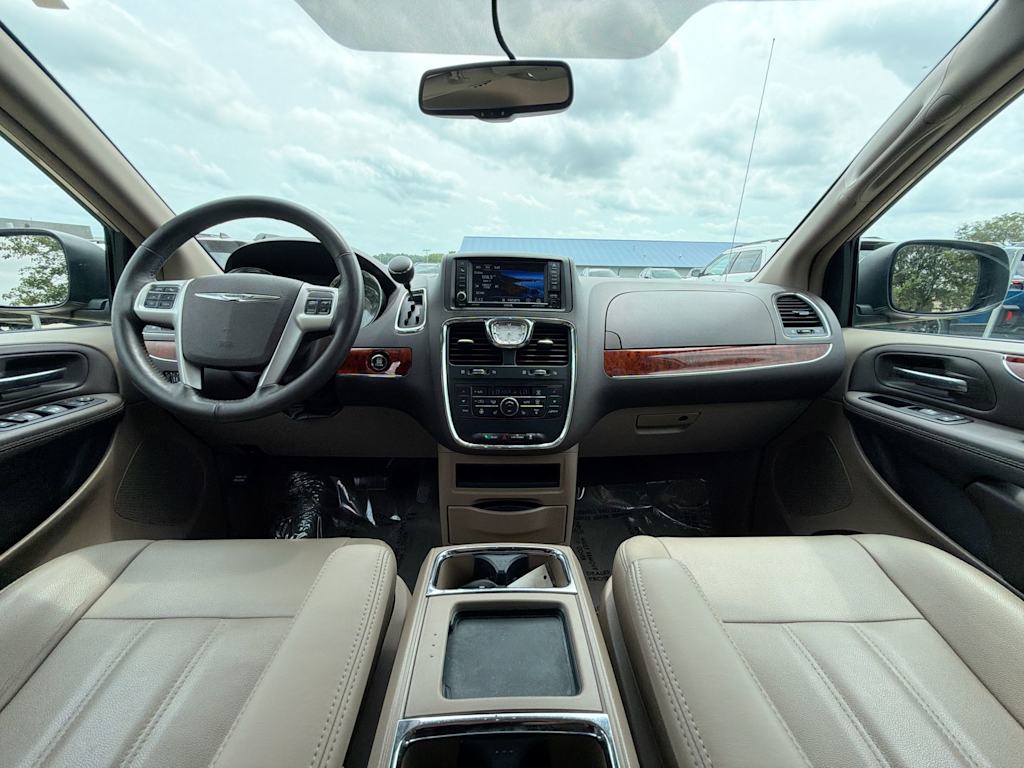 Thumbnail: 2016 Chrysler Town & Country - 8