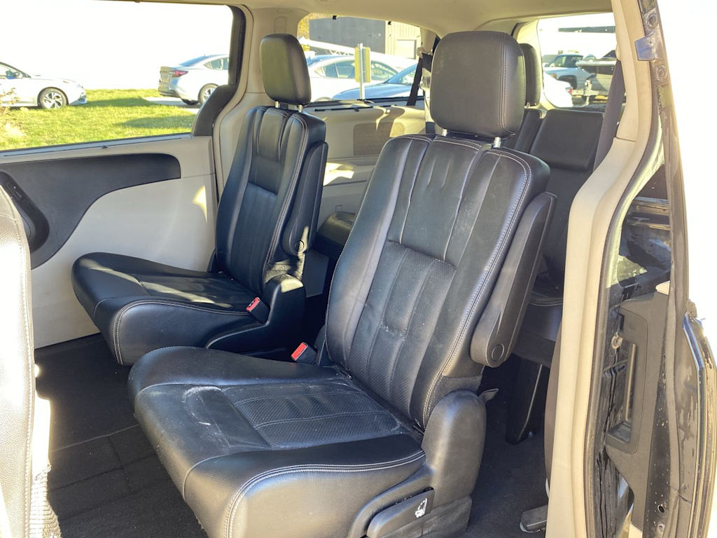 2014 Chrysler Town & Country Touring 23