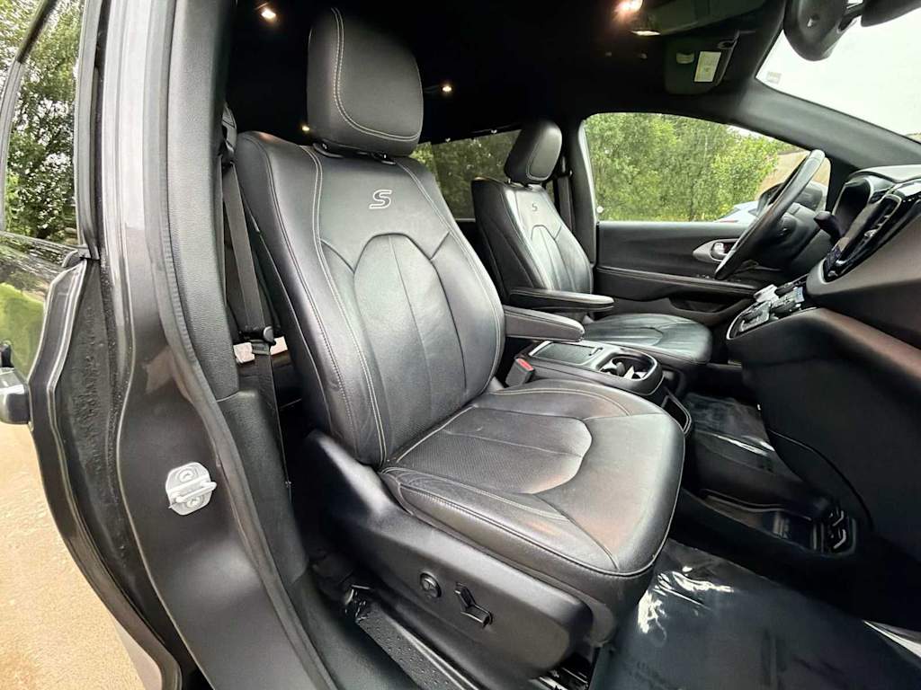 Thumbnail: 2018 Chrysler Pacifica - 25
