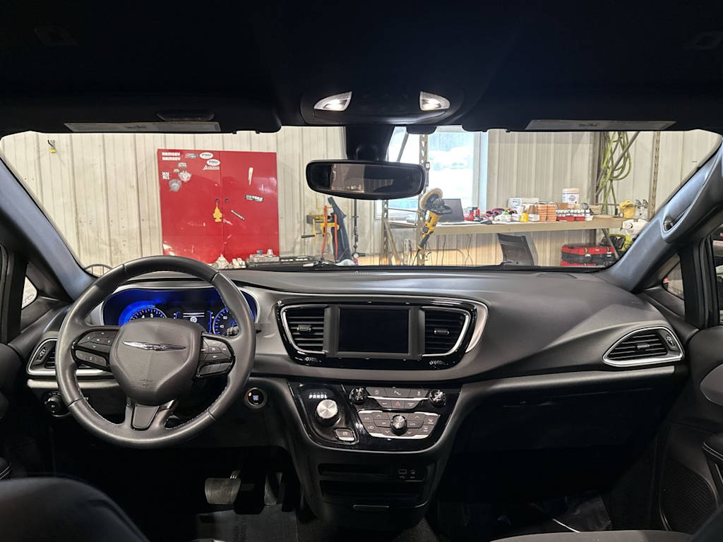 Thumbnail: 2018 Chrysler Pacifica - 9