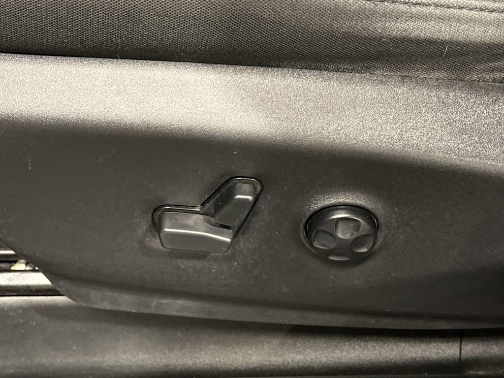 Thumbnail: 2018 Chrysler Pacifica - 25