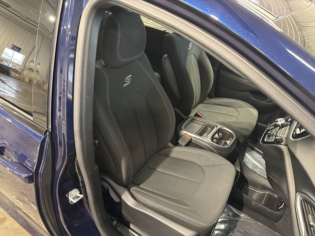 Thumbnail: 2018 Chrysler Pacifica - 11