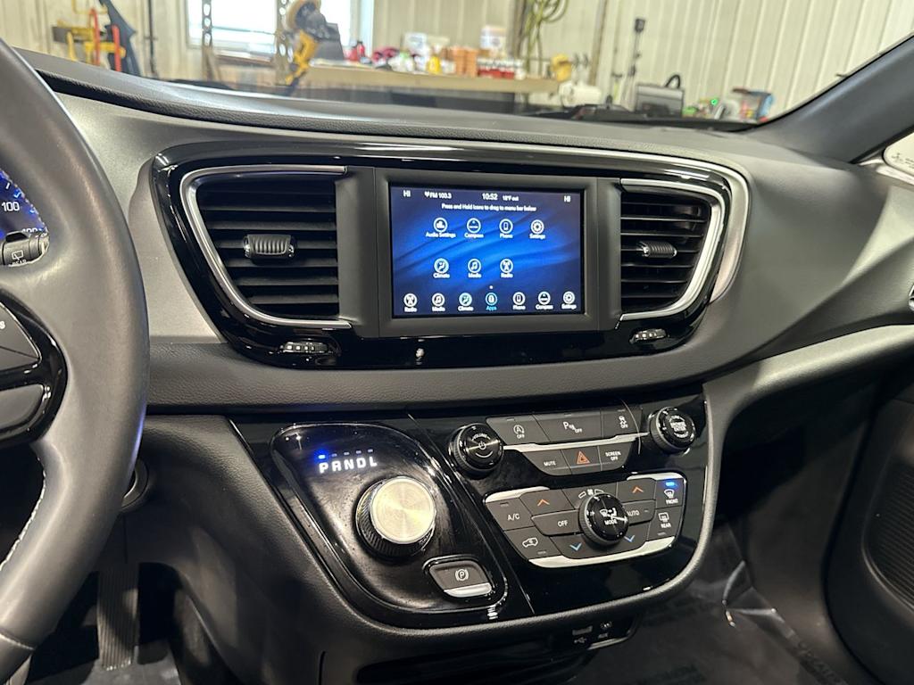 Thumbnail: 2018 Chrysler Pacifica - 14