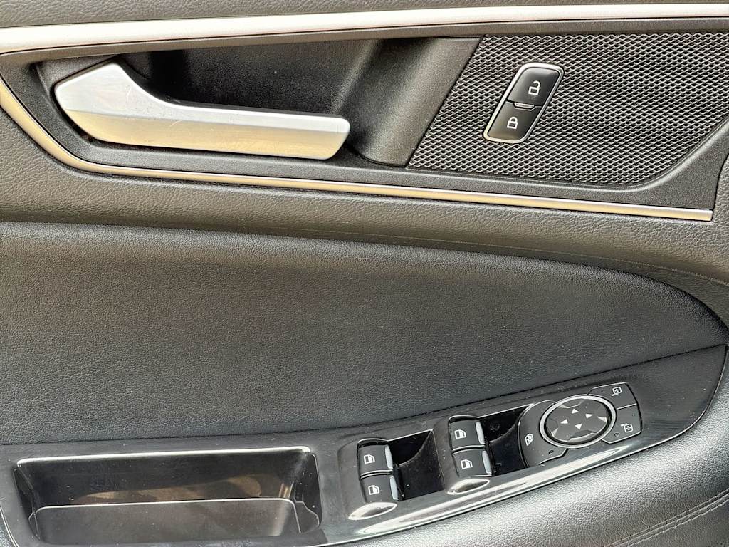 Thumbnail: 2016 Ford Edge - 23