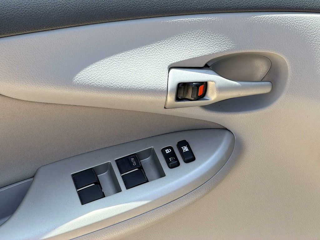 Thumbnail: 2013 Toyota Corolla - 23