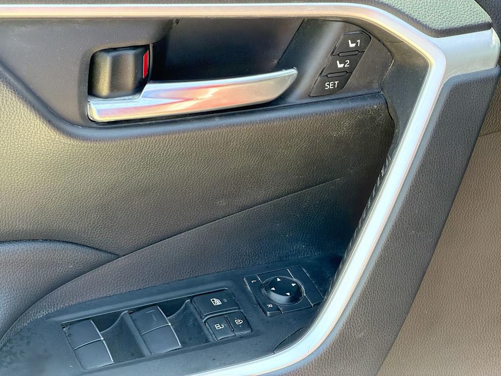 Thumbnail: 2021 Toyota RAV4 - 23