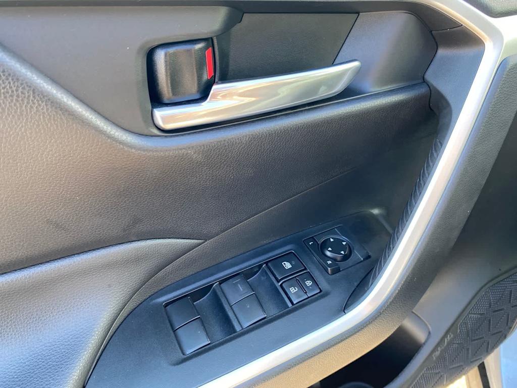 Thumbnail: 2021 Toyota RAV4 - 21