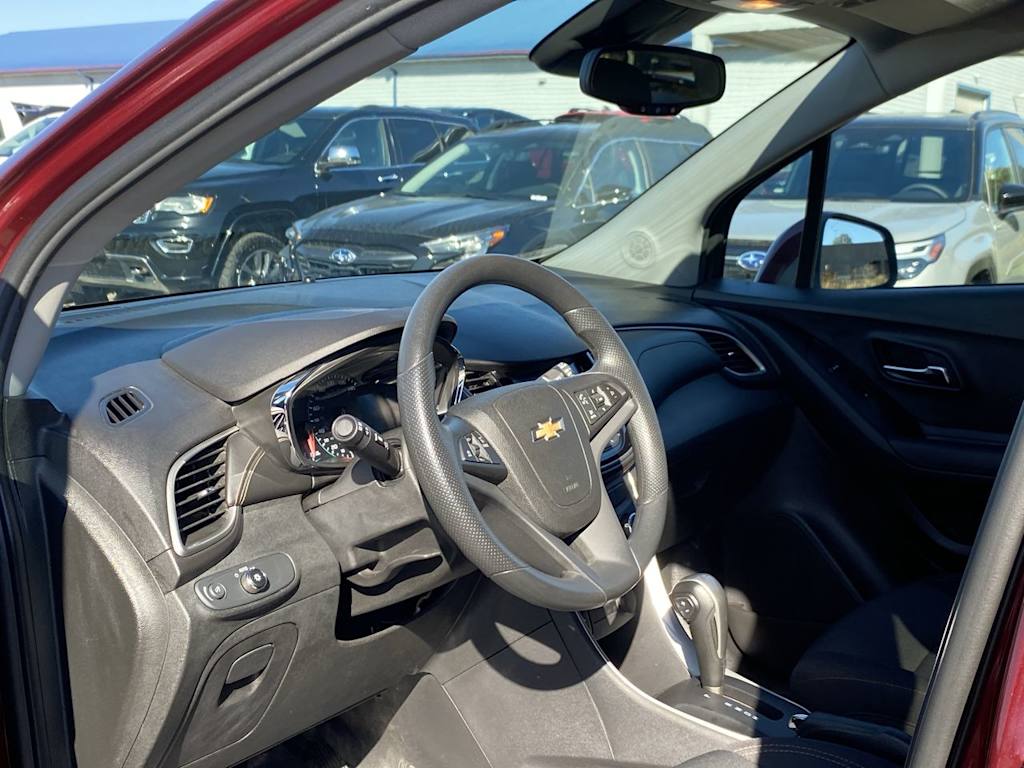 Thumbnail: 2017 Chevrolet Trax - 2
