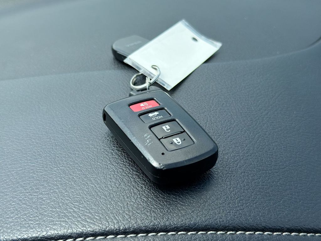 Thumbnail: 2012 Toyota Camry - 16