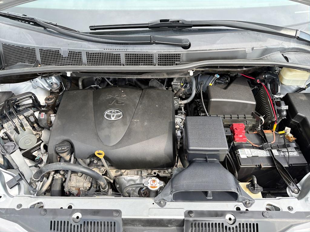 Thumbnail: 2017 Toyota Sienna - 8