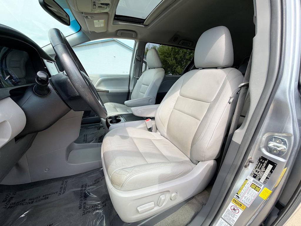 Thumbnail: 2017 Toyota Sienna - 10