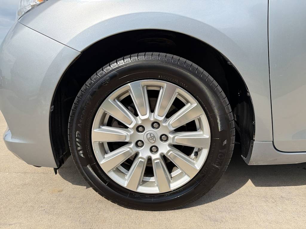 Thumbnail: 2017 Toyota Sienna - 7