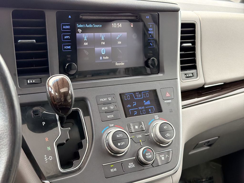 Thumbnail: 2017 Toyota Sienna - 14