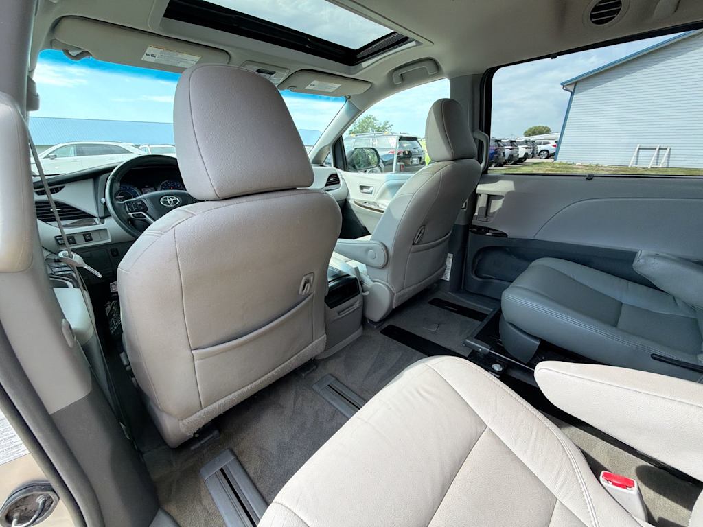 Thumbnail: 2017 Toyota Sienna - 12