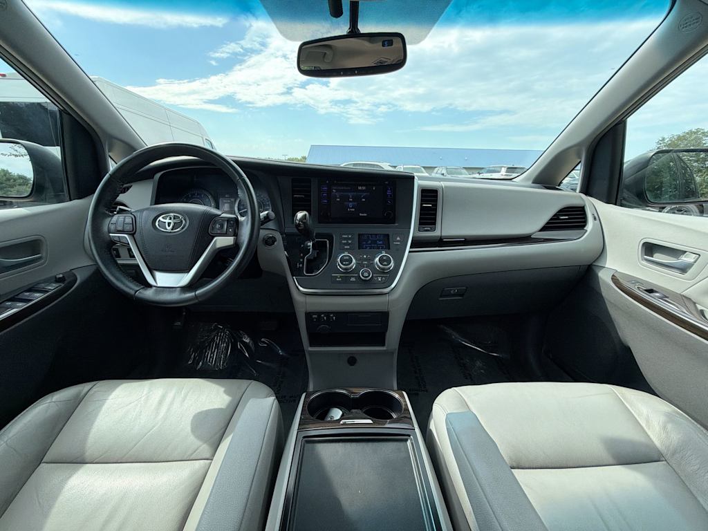 Thumbnail: 2017 Toyota Sienna - 9