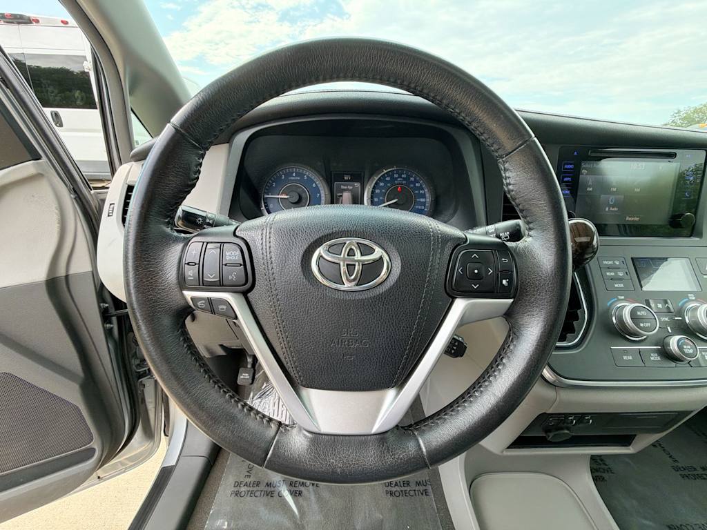 Thumbnail: 2017 Toyota Sienna - 13