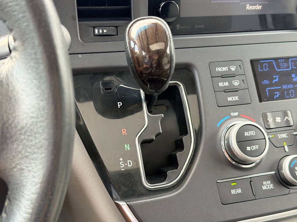 Thumbnail: 2017 Toyota Sienna - 15