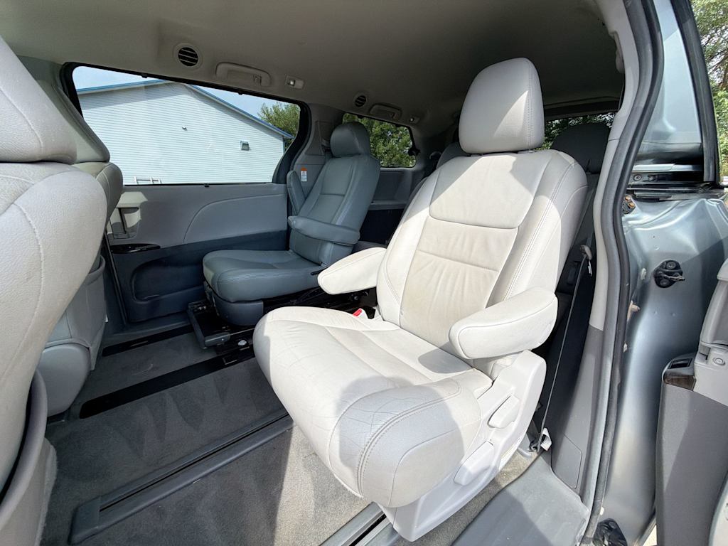 Thumbnail: 2017 Toyota Sienna - 25