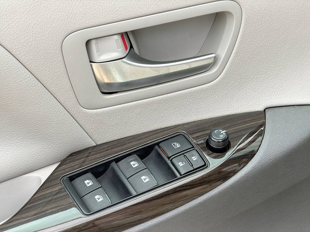 Thumbnail: 2017 Toyota Sienna - 23