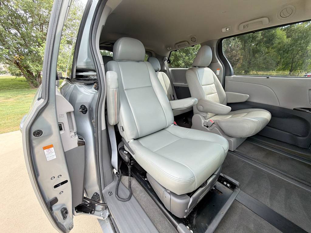 Thumbnail: 2017 Toyota Sienna - 11