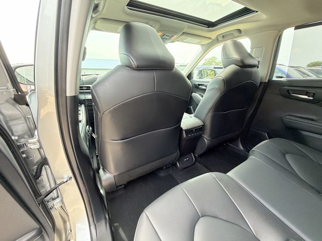Thumbnail: 2021 Toyota Highlander - 12