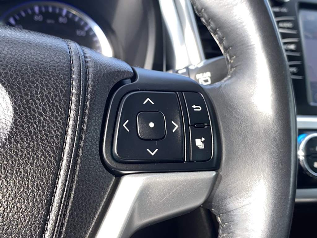 Thumbnail: 2015 Toyota Highlander - 30