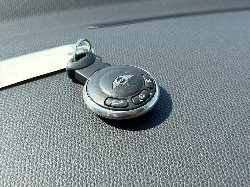 Thumbnail: 2012 MINI Cooper Countryman - 17