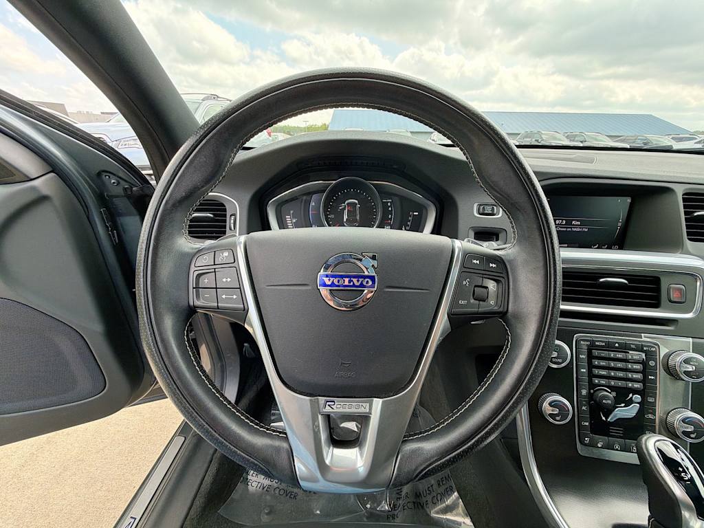 Thumbnail: 2017 Volvo V60 - 14