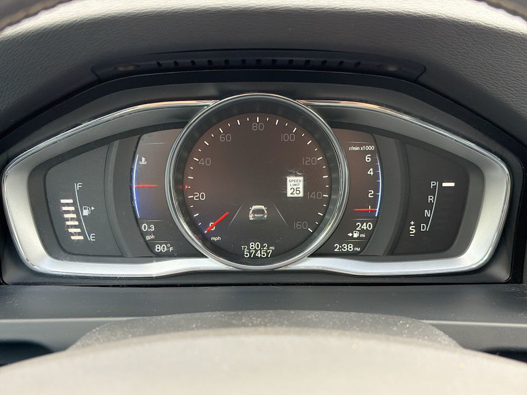 Thumbnail: 2017 Volvo V60 - 17