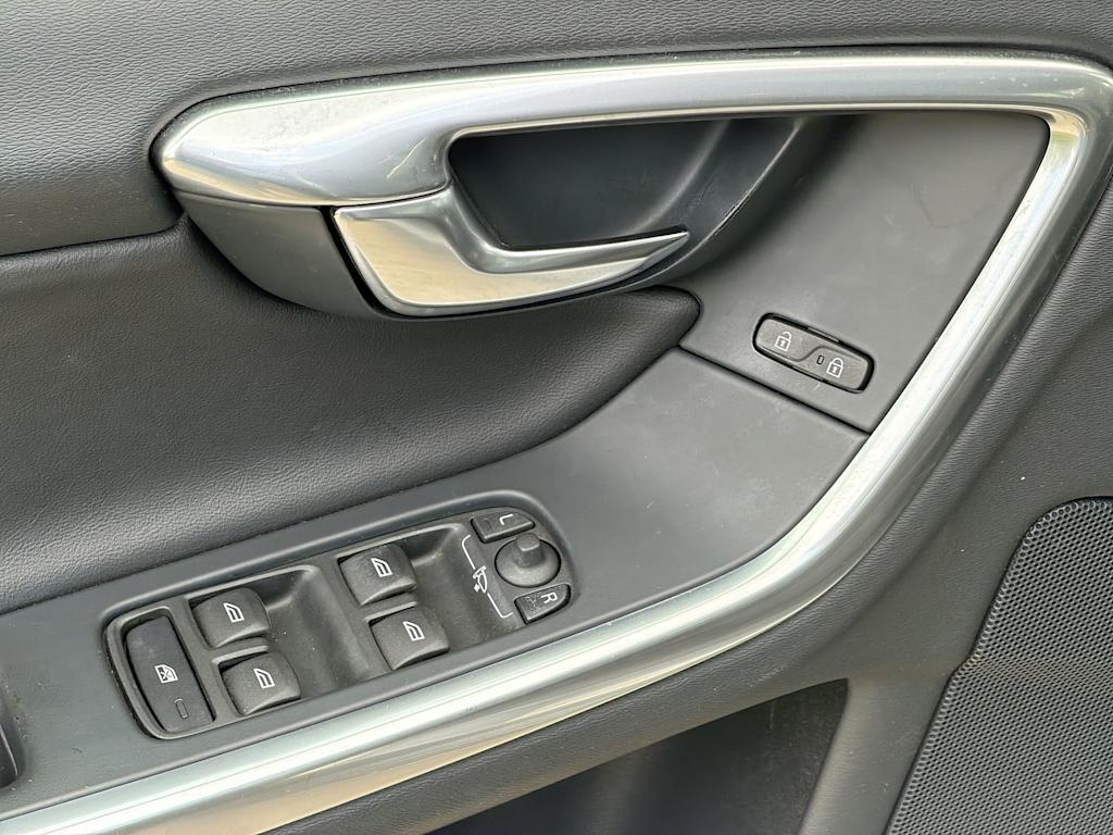 Thumbnail: 2017 Volvo V60 - 24