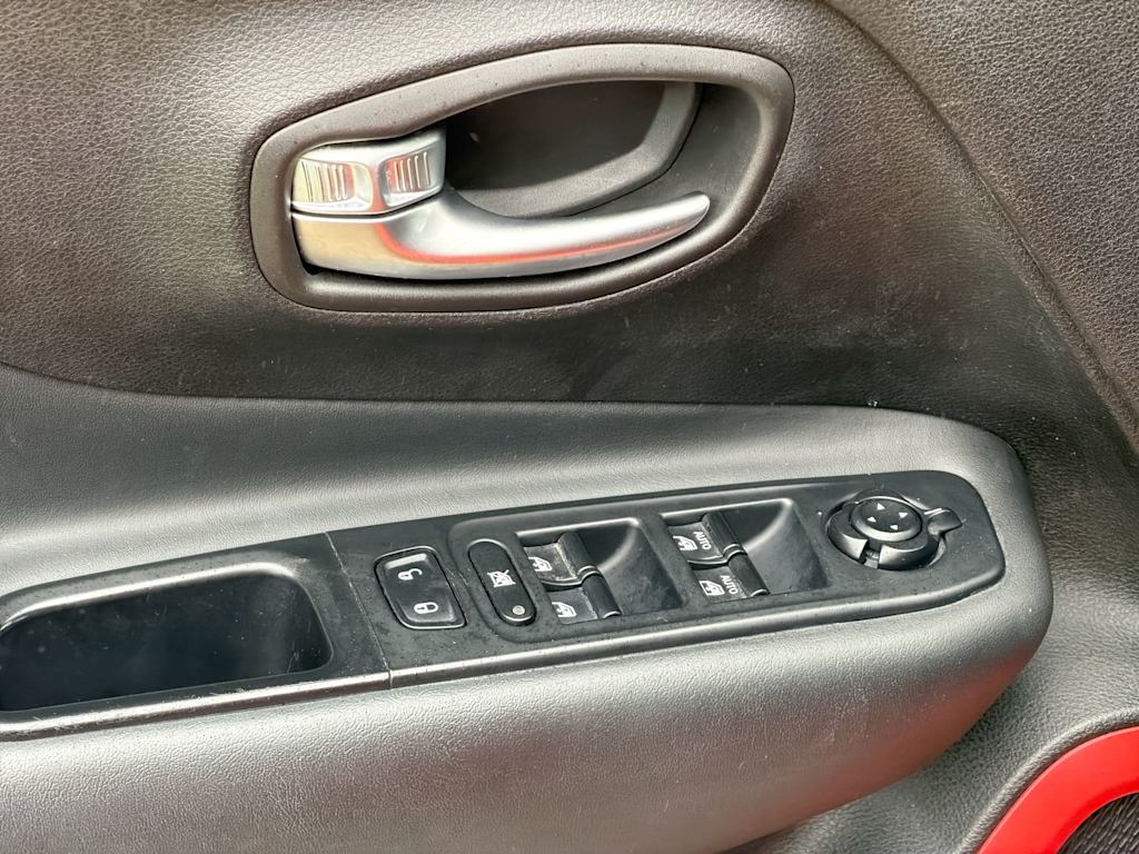 Thumbnail: 2017 Jeep Renegade - 24