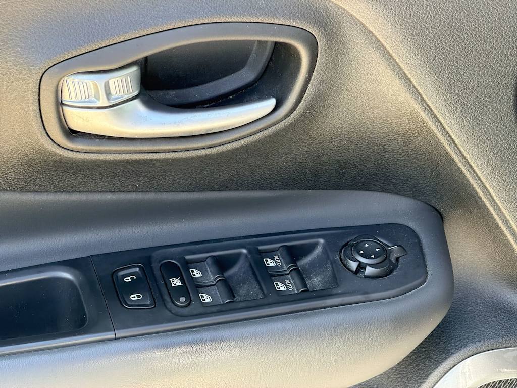 Thumbnail: 2019 Jeep Renegade - 23