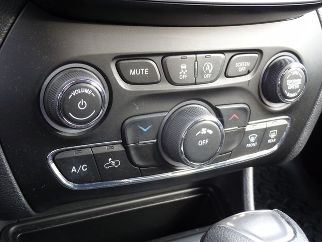 Thumbnail: 2019 Jeep Cherokee - 15
