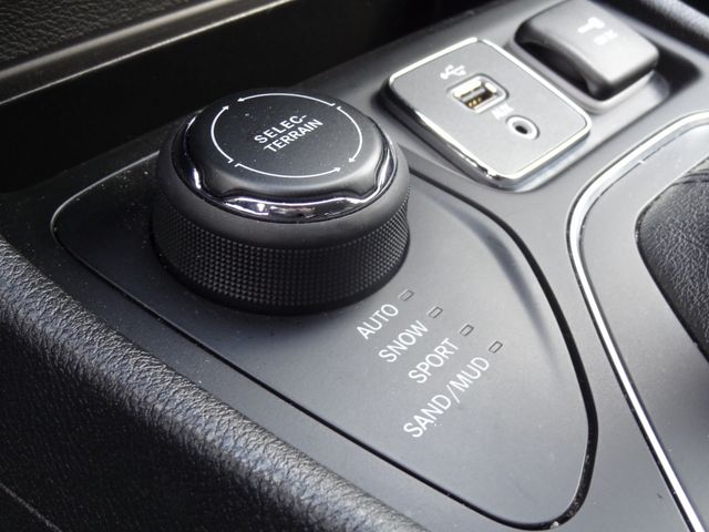 Thumbnail: 2019 Jeep Cherokee - 16