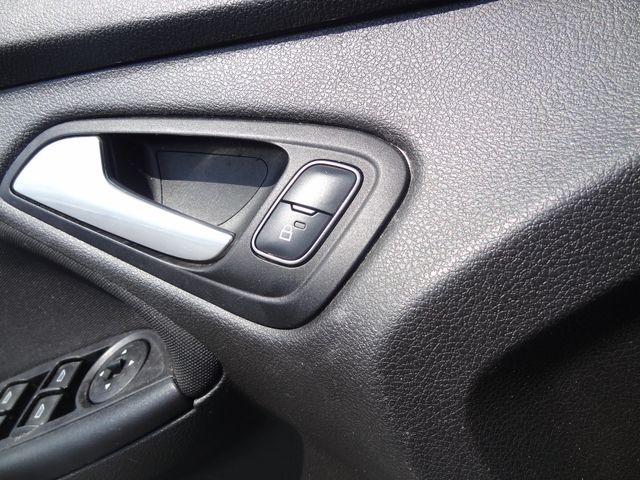 Thumbnail: 2016 Ford Focus - 17
