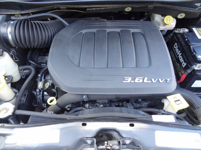 Thumbnail: 2013 Chrysler Town & Country - 6