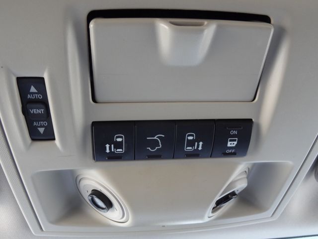 Thumbnail: 2013 Chrysler Town & Country - 38