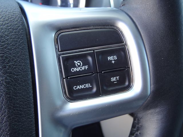 Thumbnail: 2013 Chrysler Town & Country - 30